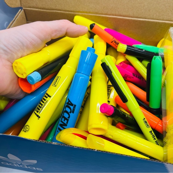 NWT & Used Highlighters Bundle of almost 250 Yellow, Pink, Blue etc!!! - Picture 4 of 6